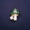 Reducere! Broșă «Ciupercuță» cu pălăria verde a ciupercii, 22×28 mm, culoare metalică aurie