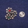 Reducere! Broșă în formă de flori cu strasuri gri, roșii, verzi și albastre, metal argintiu 24×25 mm