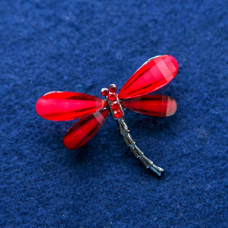 Broșă Libelulă cu cristale, metal argintiu 32×43 mm