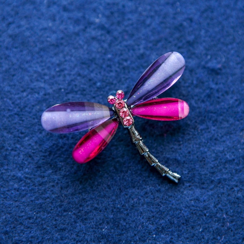 Broșă libelulă cu cristale, metal argintiu 32×43 mm