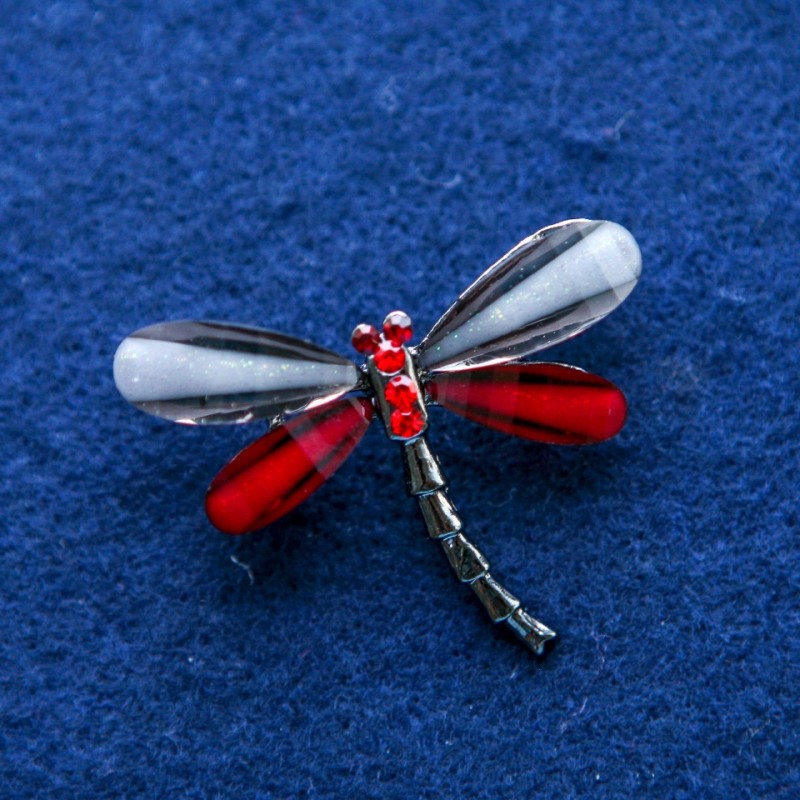 Broșă libelulă cu cristale, metal argintiu 32×43 mm
