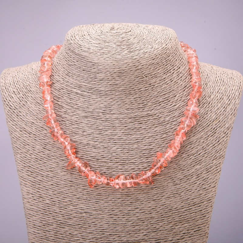 Colier din piatră naturală — cristal nuanțat, fragmente de cristal, diametrul aproximativ 8 mm, lungime 45-50 cm, cu lanț de extensie