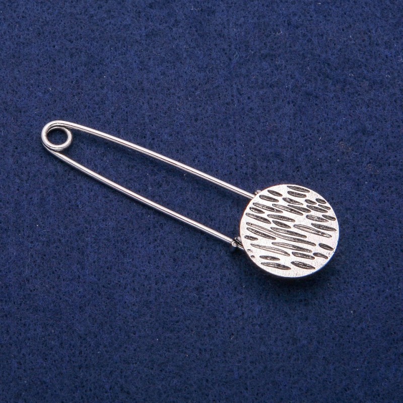 Broșă cu ac în formă de monedă, 22×76 mm, metal argintiu