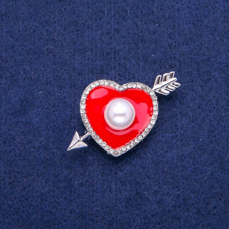 Broșă inimă cu email roșu, strasuri albe și mărgică centrală, 25×42 mm, metal argintiu