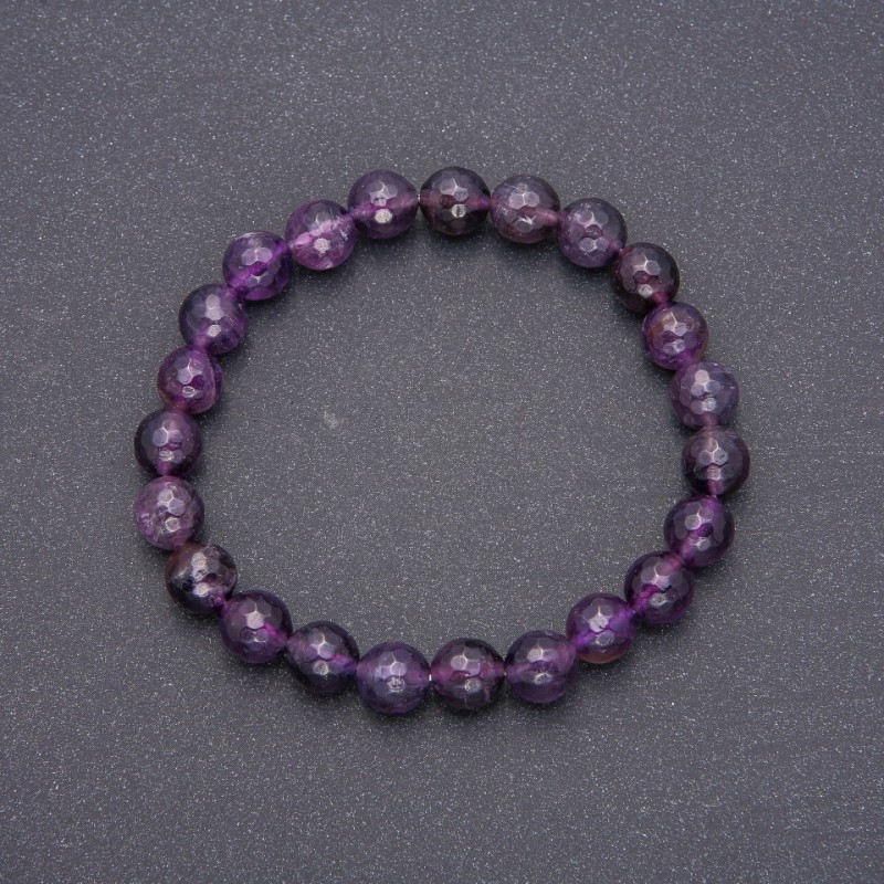 Brățară cu mărgele de ametist tăiate, diametrul aproximativ 8 mm, circumferința 18 cm, pe elastic