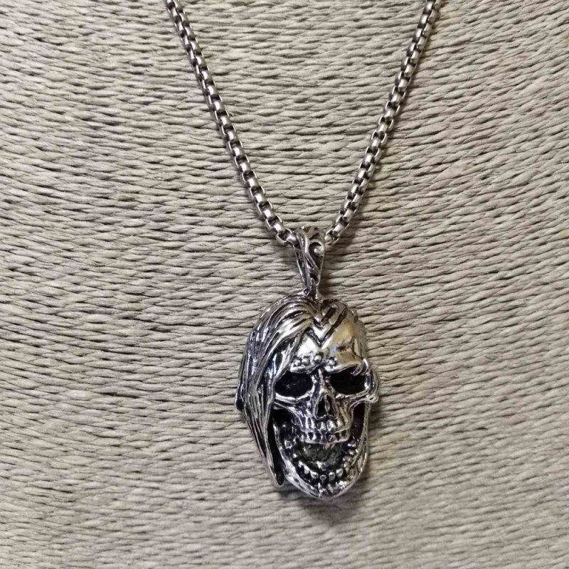 Pandantiv craniu 35×25 mm pe lanț, lungime 65 cm, culoare metal argintiu