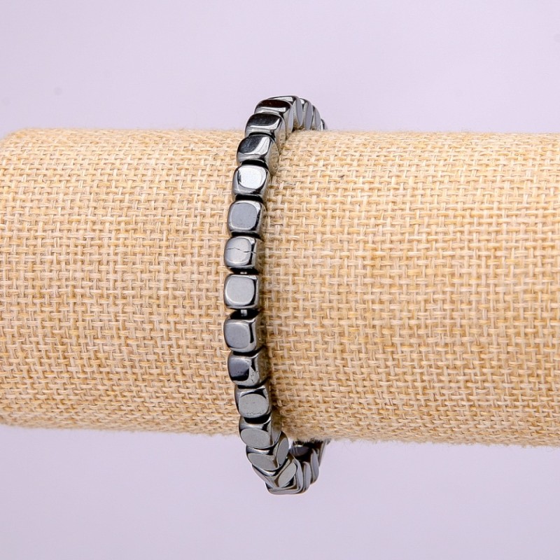 Brățară pe elastic cu hematit – cuburi, diametrul 6x6 mm (±), lungime 18 cm