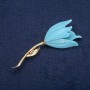 Broșă în formă de floare cu email albastru, metal auriu, 30×72 mm