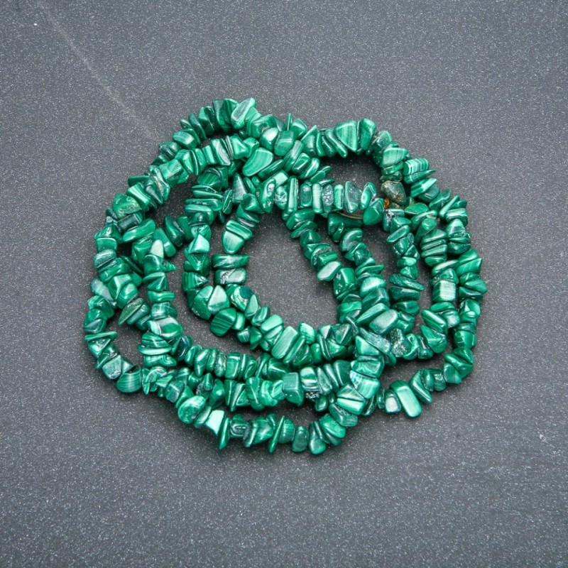 Șnur din piatră naturală malahit fragmente de la 8x4 mm până la 12x6 mm, lungime 80 cm +