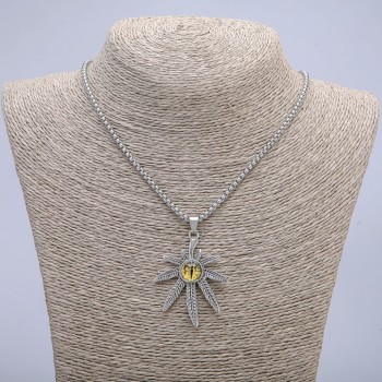 Pandantiv Frunză de cânepă cu ochi de dragon, 38×55 mm, pe lanț, lungime 65 cm, culoare argintie