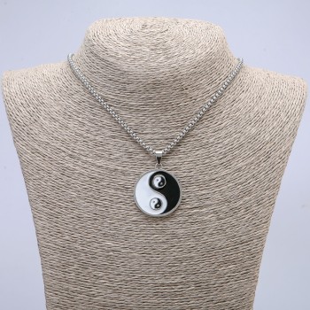 Pandant Yin-Yang de 37×25 mm pe lanț, lungime 65 cm, culoare metalului argintiu