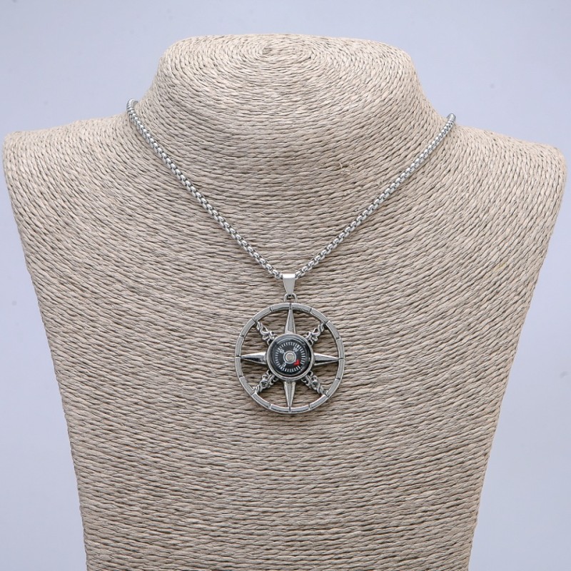 Pandantivul «Busolă» de 50x38 mm pe lanț, lungime 70 cm, metal argintiu