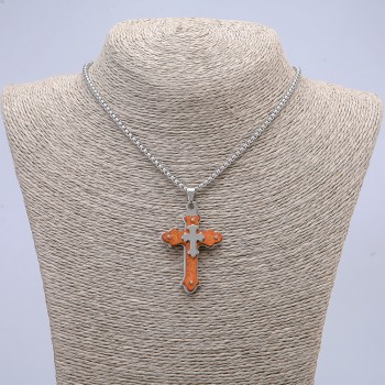 Pandantiv Cruce 55×32 mm, pe lanț, lungime 65 cm, metal argintiu, lemn