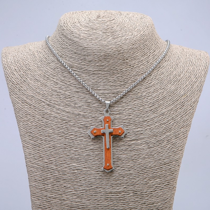 Pandantiv Cruce 65×35 mm, pe lanț, lungime 65 cm, metal argintiu, lemn