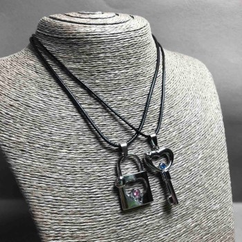 Парні кулони Ключ і Замок, сріблястий метал, синя і рожева страза 45х30мм + -, довжина 45-50см