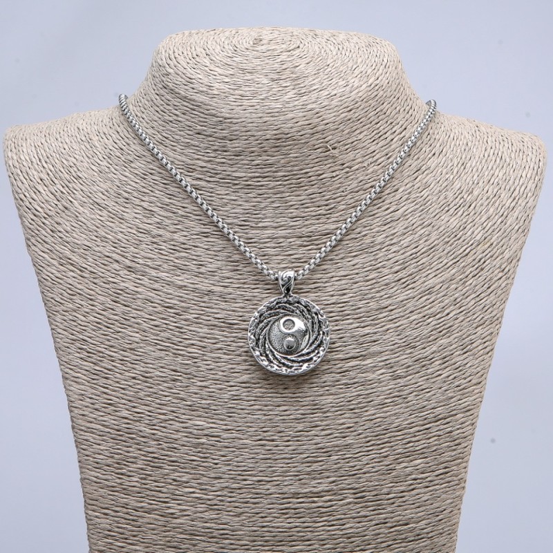 Pandantiv Yin Yang 40×30 mm pe lanț, lungime 70 cm +/- metal argintiu
