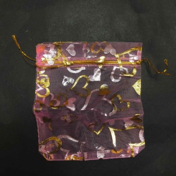 Saculeț de cadouri din organza roz cu inimioare aurii și șnururi 120×100 mm + - 100 buc.
