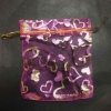Punguță cadou din organza vișinie cu inimioare aurii și șnururi 120x100 mm + - 100 bucăți +