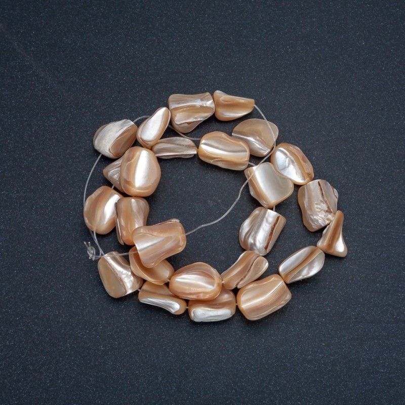 Mărgele pe șnur natural bej. Sidef cabochon, diametrul 15x12 mm, lungime 41 cm +
