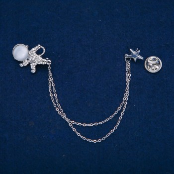 Broșă Cosmonaut cu cabochon «Ochi de pisică» și strasuri albe, metal argintiu 27x20 mm + -, lungime 12 cm +