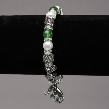 Brățară pe elastic cu perle de râu și chrysoprase, insertii argintii, strasuri și pandantive, diametrul 8 mm ±, lungimea 18 cm ±