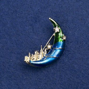 Broșă «Lună» din metal auriu, email și strasuri, 37×28 mm +