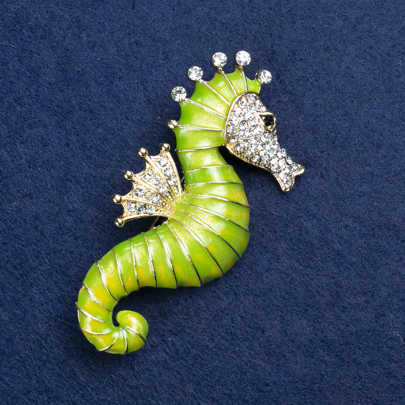 Broșă cal de mare auriu, metal, email și strasuri 30×64 mm +