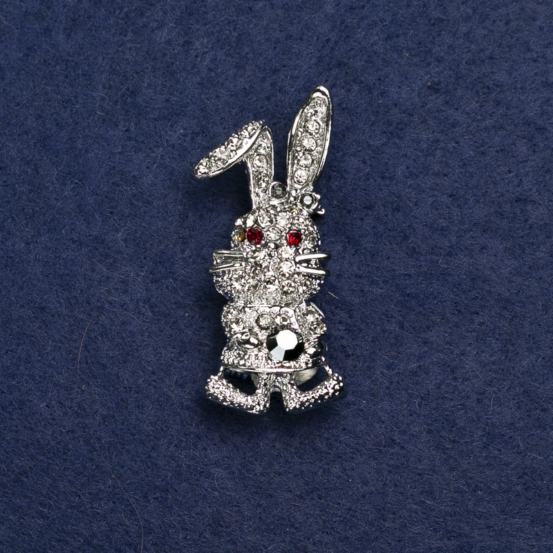 Broșă Iepuraș argintiu, din metal și strasuri, 42×19 mm +