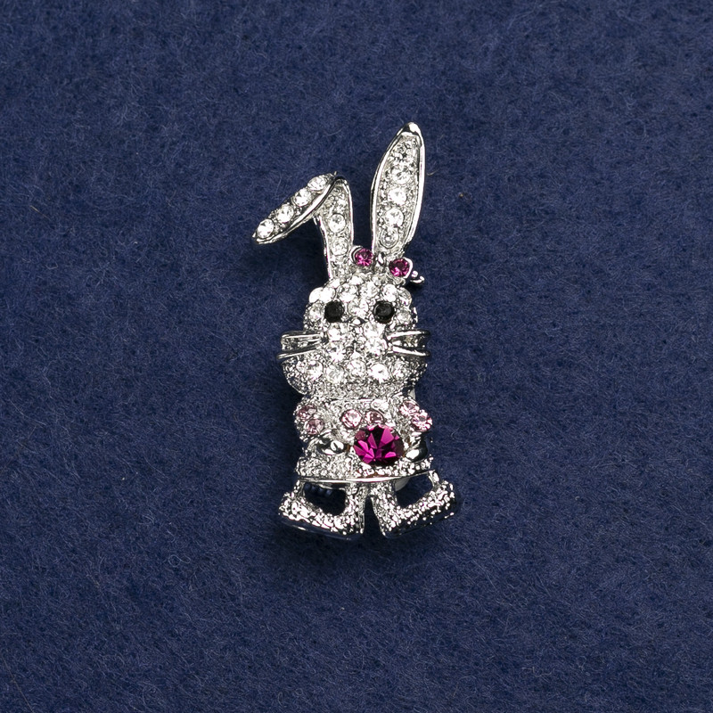 Broșă iepuraș argintiu, din metal și strasuri, 42x19 mm +