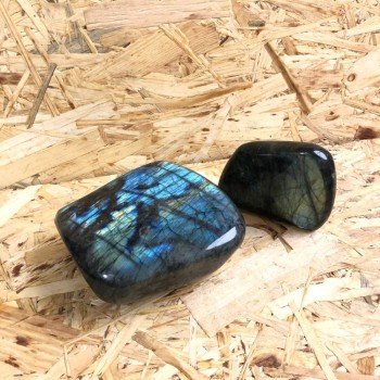 Piatră suvenir din labradorit natural – asortiment de dimensiuni, greutate de la 700 g (la prețul per 100 g)
