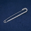 Broșă-pin cu strasuri gri, metal argintiu 16×101 mm