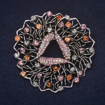 Broșă Accent 53×53 mm, strasuri, culori: albastru deschis, galben, mov, albastru, metal argintiu