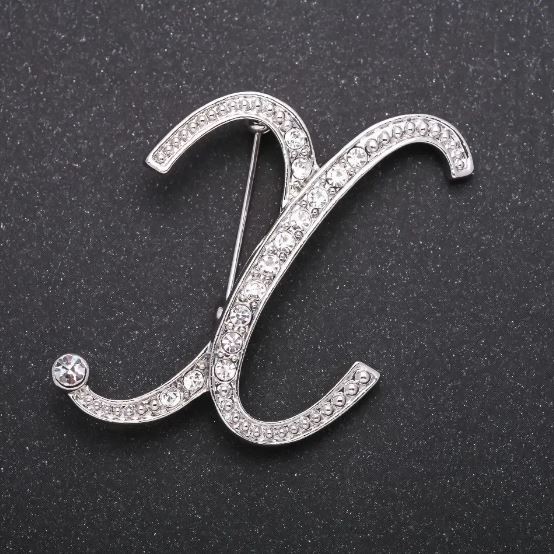 Broșă cu inițialul «X», cristale albe, culoare metal gri, 43×38 mm