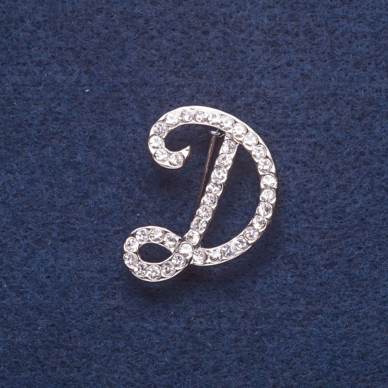 Broșă cu inițialul literei «D», culoare argintie, 3×2 cm