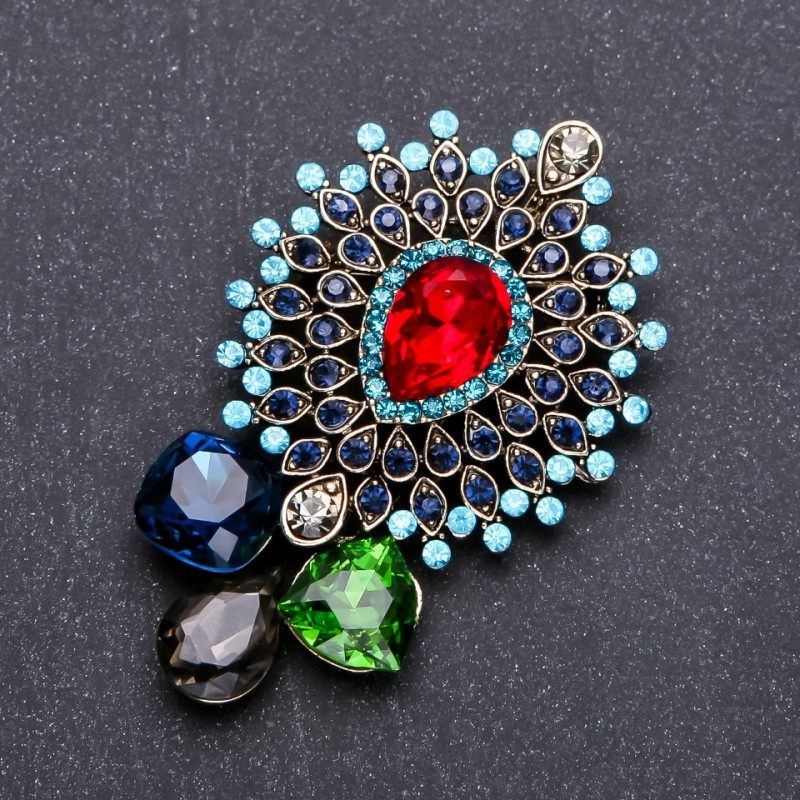 Broșă «Ordinul frumuseții» cu cristale colorate, 60x38 mm, metal galben