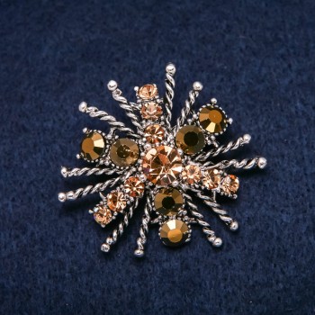 Broșă Ordinul frumuseții 45×40 mm, strasuri, culoare galbenă, metal argintiu