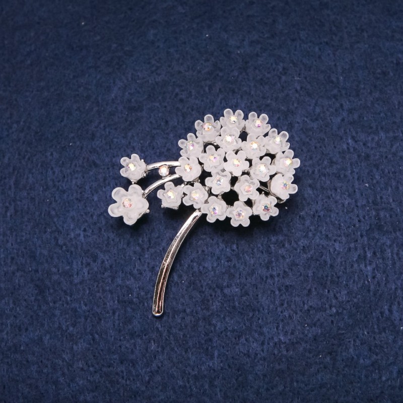 Broșă Floare 52×40 mm, strasuri albe, metal argintiu