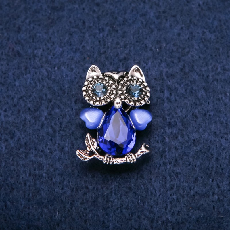 Broșă Bufniță cu ochi de pisică și cristale albastre, metal argintiu 19×28 mm