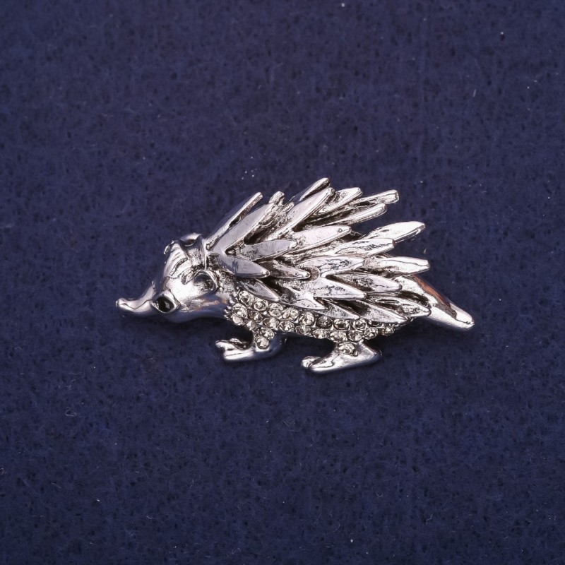 Broșă arici în strasuri, culoare albă, 44×24 mm, metal argintiu