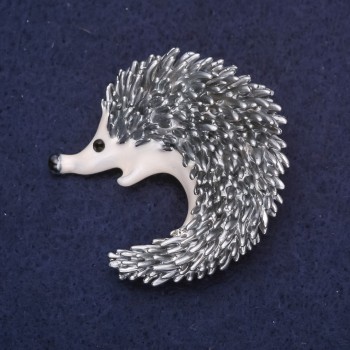 Broșă emailată, culoare albă și gri, 45×45 mm, din metal argintiu