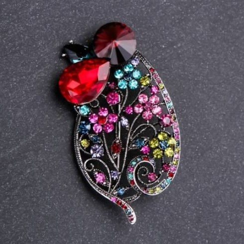 Broșă Frunză cu strasuri multicolore și cristal roșu, 65×35 mm, metal gri