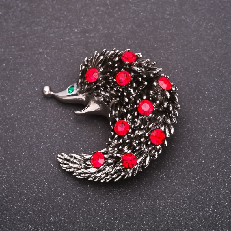 Broșă cu strasuri roșii, metal galben, 42x42 mm