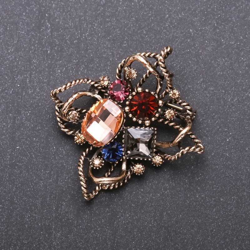 Broșă «Ordinul frumuseții» cu cristale multicolore, 50×48 mm, metal auriu