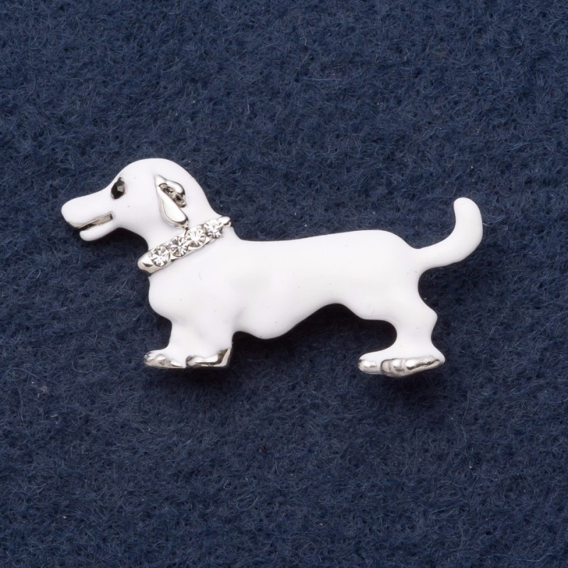 Broșă „Teckel albinos” 4×2 cm, strasuri, email alb, metal gri