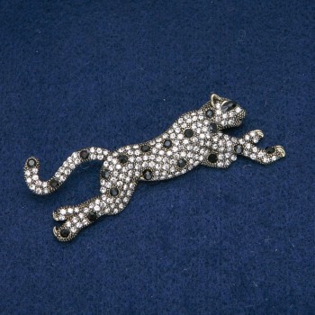 Broșă leopard cu cristale albe și negre, metal argintiu 78x30 mm