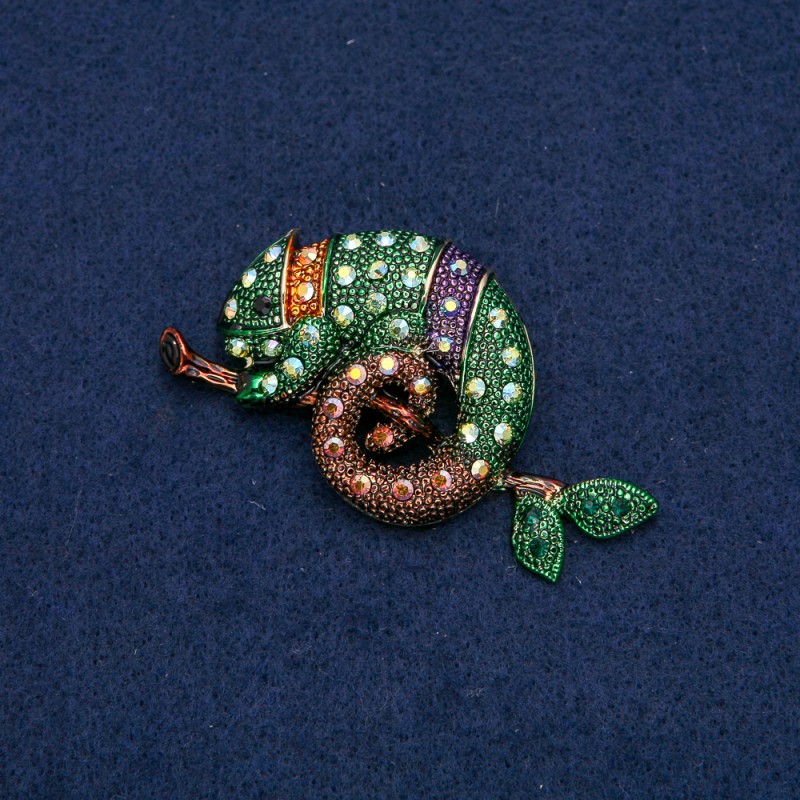 Broșă în formă de chameleon, metal auriu, cu strasuri în nuanțe de benzină, 63×35 mm +