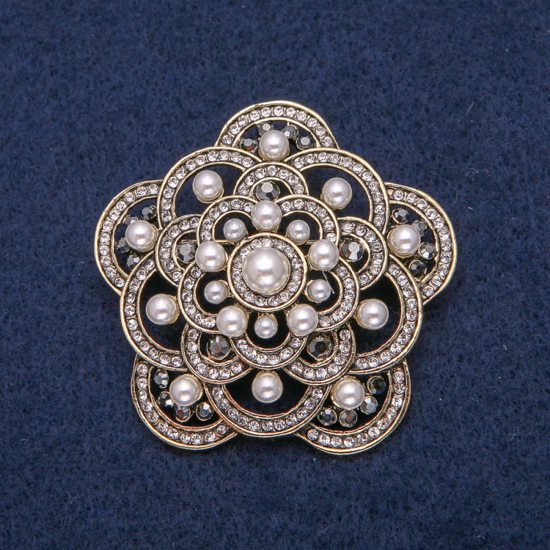 Broșă cu mărgele albe și strasuri închise la culoare, metal auriu 47x47 mm