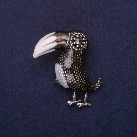 Broșă Pasăre Tucan, cu strasuri, culoare email alb-negru, 38×36 mm, metal argintiu