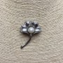 Broșă Buchet argintiu metal, perle Mallorca și cristale 45×32 mm +