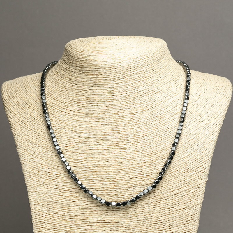 Colier din hematit natural, cub neted, diametru 4×4 mm, lungime aproximativă 45 cm (fără nod)